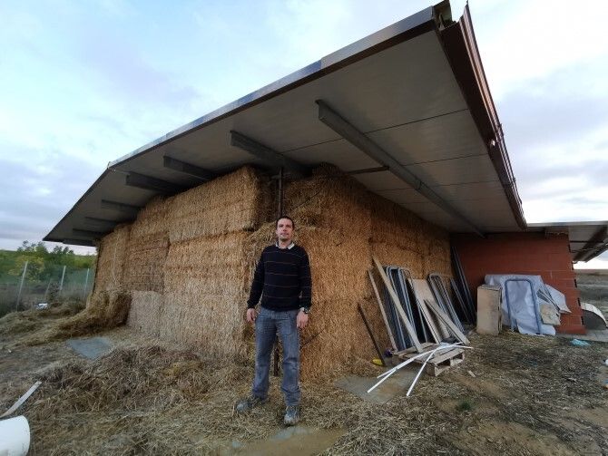 Teo delante de su 'casita de paja'