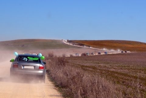 La caravana llega a las fincas afectadas