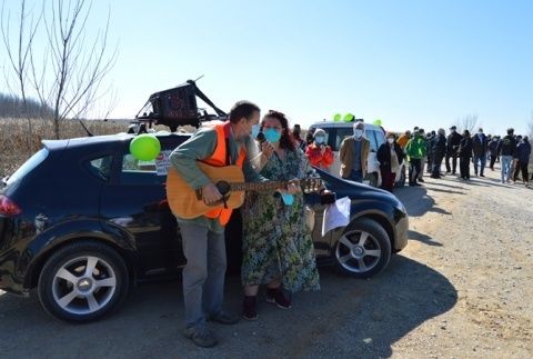 Despedida de la acción a golpe de guitarra