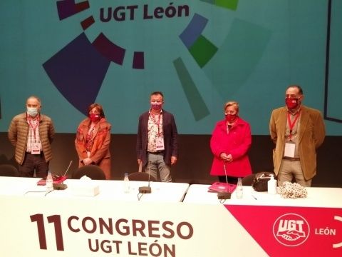 Entrique Reguero junto a la mesa