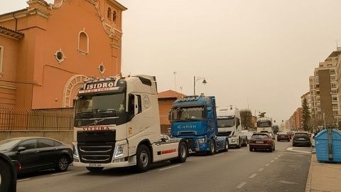 Imagen de marcha lenta de camiones por León durante este paro
