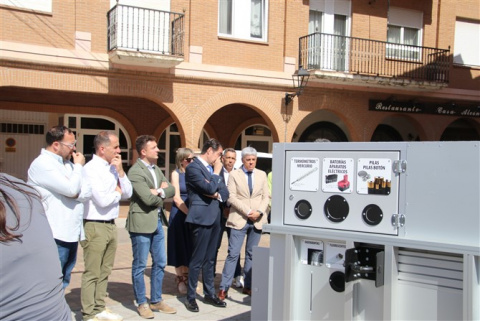 Entrega de los puntos limpios móviles a Mansurle, El Páramo y el Ayuntamiento de La Bañeza