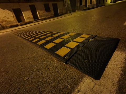 Uno de los reductores de velocidad que aún continúa en su sitio