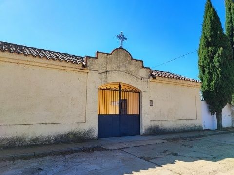 Están previstas varias mejoras en la fachada del cementerio de Villaquejida