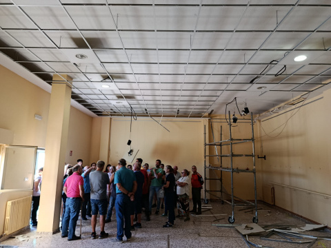 Vecinos en el sal&oacute;n ayer concentrados para impedir las obras de reforma