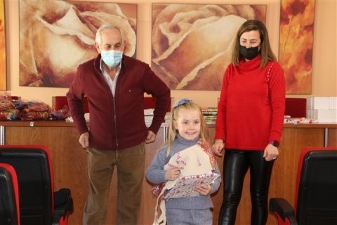 Entrega cheques a la escolarización en Cabreros del Río