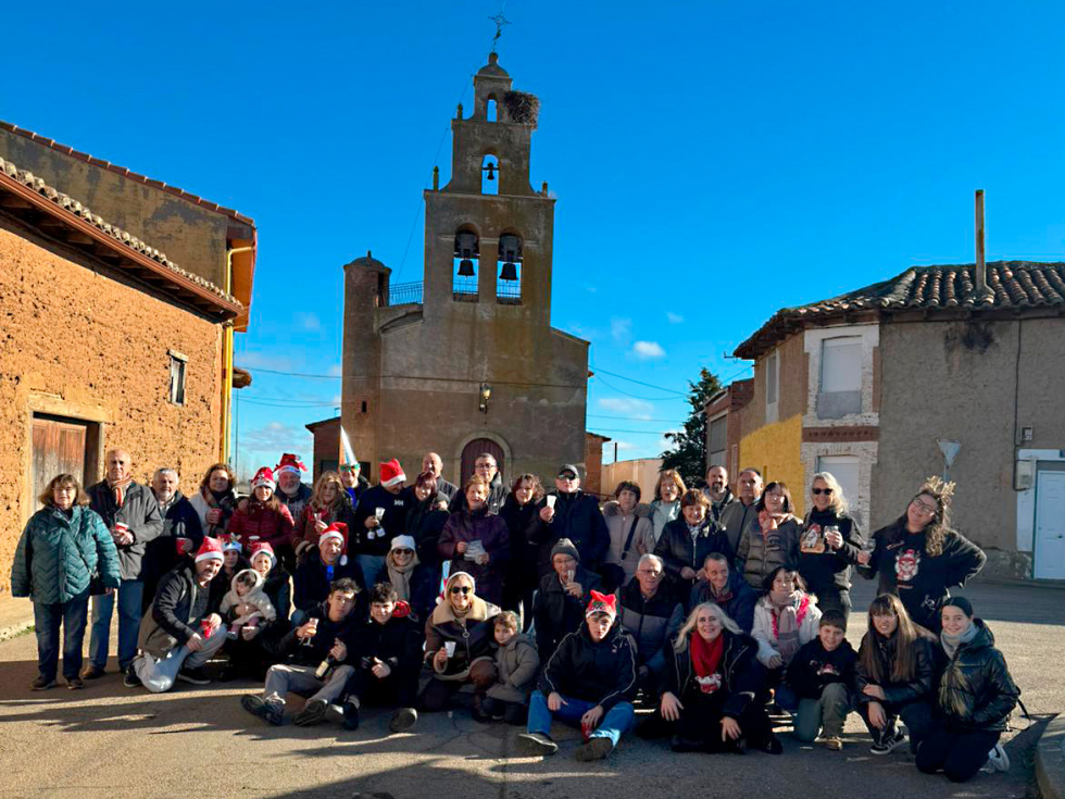 &ldquo;Vecinos de Villarr&iacute;n del P&aacute;ramo frente a la iglesia tras las campanadas anticipadas del 28 de diciembre de 2025.&rdquo;