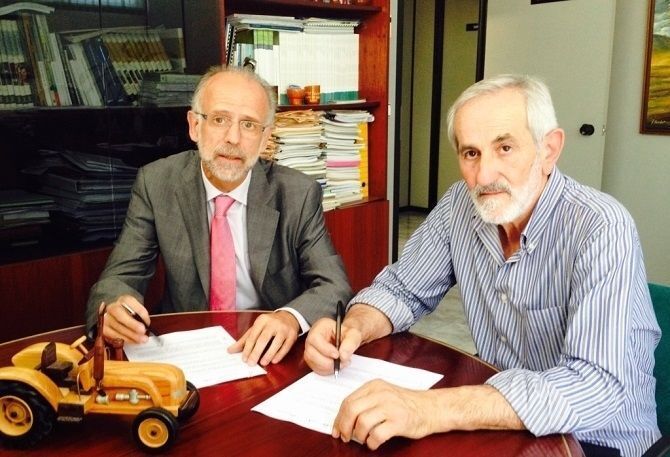 El director territorial de Caja España-Duero en León, José Luis Sánchez Seco, y el secretario general de UGAL-UPA y presidente de UCOGAL, Matías Llorente.